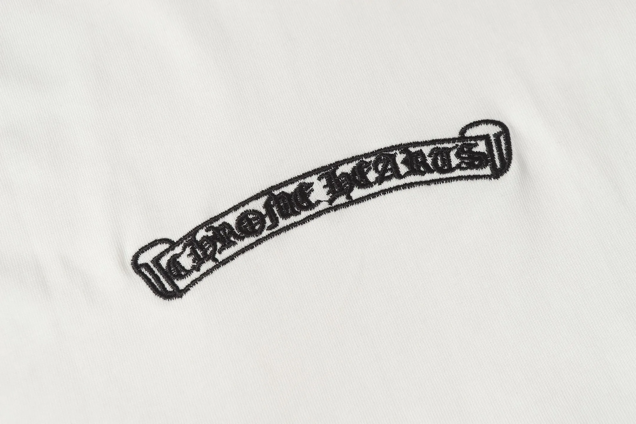P170 Model 2210 280g heavy double yarn -Chrome Hearts/Chrome Heart Cross✝️Skin embroidered short-sleeved T-shirt -High weight, high density and high quality. The wool is soft, delicate and skin-friendly. It feels soft and silky. It has excellent warmth and skin-friendly properties. -Customized weaving and dyeing, no color difference. No matter the fabric or workmanship details, it beats the ordinary version on the market. -Colour: black white -Size: S M L XL